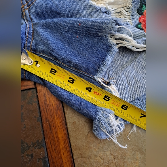 Flying Monkey embroidered rose shorts -- size 27 - Picture 3 of 7